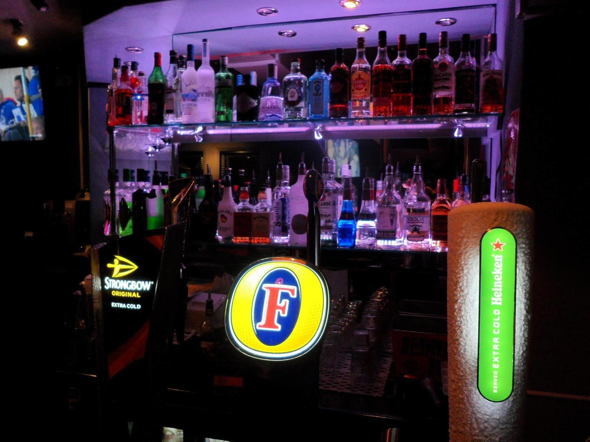 Eurobar & Hotel Oxford Buitenkant foto